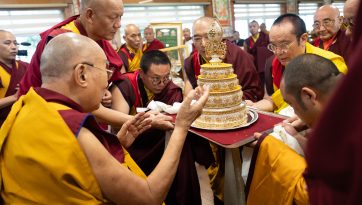 ཏཱའི་སི་ཏུ་རིན་པོ་ཆེ་མཆོག་གིས་བརྟན་བཞུགས་བསྟར་འབུལ་ཞུས་པ།