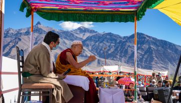 ཟངས་དཀར་དུ་ཁ་ཆེའི་མཆོད་ཁང་དུ་ཆིབས་བསྒྱུར་དང་ཟངས་དཀར་གྱི་སློབ་ཕྲུག་ཚོར་བཀའ་སློབ་སྩལ་བ།