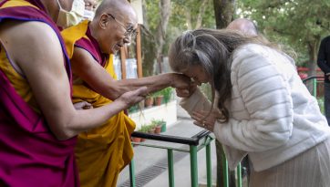 ཡུ་རོབ་ཀྱི་ཞི་བདེའི་ལས་འགུལ་བ་ཁག་ཅིག་ལ་བྱམས་སྙིང་རྗེའི་གལ་གནད་སྐོར་བཀའ་སློབ་སྩལ་བ།