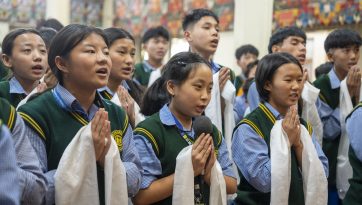 བོད་རིགས་གཞོན་སྐྱེས་རྣམས་ལ་དབུ་མའི་ལྡེ་མིག་གི་ཆོས་འབྲེལ་དབུ་འཛུགས་མཛད་པ།