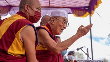 ལ་དྭགས་ཁ་ཆེའི་འབྲེལ་མཐུད་ཚོགས་པས་གདན་ཞུ་དང་བཀའ་སློབ་སྩལ་བ། 