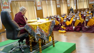 རྒྱུད་སྟོད་ཀྱི་ཆོས་ཐོག་འགྲིམས་བཞིན་པའི་དགེ་བཤེས་རྣམས་ལ་བཀའ་སློབ་སྩལ་བ།