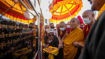 ལ་དྭགས་གཤམ་ལྗོངས་མཁར་རྩེ་རུ་ཆིབས་བསྒྱུར་བསྐྱངས་པ། 