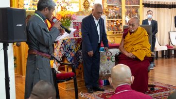 ལ་དྭགས་ཀྱི་སཱི་ཤེས་ཡོན་སློབ་གསོའི་ཚོགས་མི་རྣམས་ལ་བཀའ་སློབ་སྩལ་བ། 