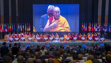 རྒྱལ་སྤྱིའི་དགེ་འདུན་པའི་གླེང་སྟེགས་དབུ་འབྱེད་མཛད་སྒོར་དབུ་བཞུགས་མཛད་པ། 