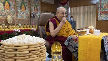 སོག་ཡུལ་དགའ་ལྡན་དགོན་པའི་སྐུ་ཚབ་དང་བླ་སྤྲུལ་སོགས་ལ་མཇལ་ཁ་དང་བཀའ་སློབ་སྩལ་བ།