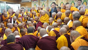 རྒྱུད་སྟོད་གྲྭ་ཚང་དུ་ཆོས་ཐོག་འགྲིམ་བཞིན་པའི་དགེ་བཤེས་བརྒྱ་ཕྲག་ལ་བཀའ་སློབ་སྩལ་བ། 