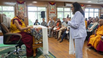 ཨེ་མོ་རི་དང་བོད་ཀྱི་ཚན་རིག་ལས་རིམ་གྱི་ཞིབ་འཇུག་ཚོགས་འདུ་དང་ཟབ་སྦྱོང་བ་རྣམས་ལ་བཀའ་སློབ་སྩལ་བ། 