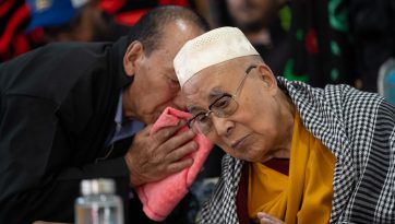 ལ་དྭགས་ཨེ་མམ་བྷར་གྷ་ཁ་ཆེའི་ཕྱག་ཁང་དུ་ཆིབས་བསྒྱུར་བསྐྱངས་པ། 