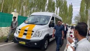 མར་ཡུལ་ལ་དྭགས་ཀྱི་མཛད་འཕྲིན་རེ་ཞིག་ལེགས་པར་གྲུབ་ནས་རྡ་རམ་ས་ལར་ཆིབས་བསྒྱུར་བསྐྱངས་པ།