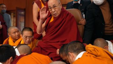 ཀིརྟི་བྱེས་པ་གྲྭ་ཚང་གི་རབ་འབྱམས་པའི་བསླབ་པ་མཐར་སོན་པ་རྣམས་ལ་མཇལ་ཁ་དང་བཀའ་སློབ་སྩལ་བ། 