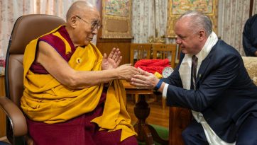 གསུམ་བཅུའི་དུས་དྲན་ཉིན་བོད་དོན་རྒྱབ་སྐྱོར་བ་ཁག་ཅིག་ལ་མཇལ་ཁ་སྩལ་བ།