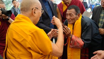 དད་ལྡན་མཇལ་བཅར་བ་སུམ་བརྒྱ་བརྒལ་བར་མཇལ་ཁ་བཀའ་དྲིན་སྩལ་བ།