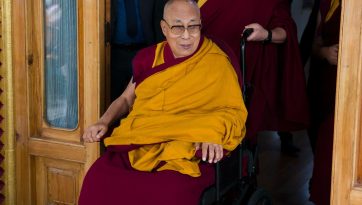 ལ་དྭགས་ཀྱི་མཐོ་རིམ་སློབ་ཕྲུག་གིས་གཙོས་དད་ལྡན་རྣམས་ལ་མཇལ་ཁ་སྩལ་བ།