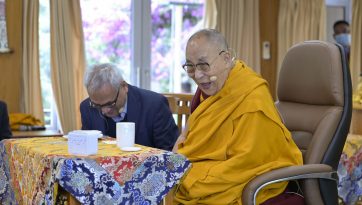 རྒྱ་གར་རྒྱལ་ཡོངས་ཀྱི་མཐོ་རིམ་སློབ་ཕྲུག་ཁག་ཅིག་ལ་མཇལ་ཁ་སྩལ་བ། 