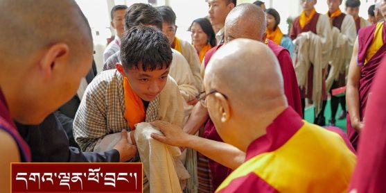 བོད་རིགས་དང་འབྲུག་པ་སོགས་དད་ལྡན་བཞི་བརྒྱ་ཙམ་ལ་མཇལ་ཁ་སྩལ་བ།