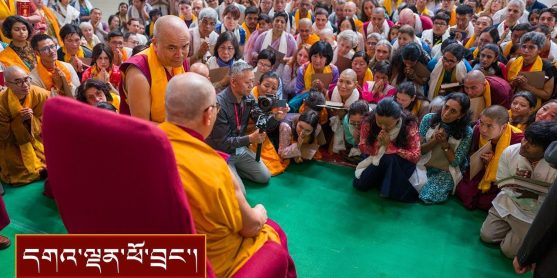 ལྷག་མཐོང་ཆེན་མོའི་ཟབ་སྦྱོང་འཛིན་གྲྭ་ལ་ཕེབས་པའི་སློབ་གཉེར་བ་སོགས་ལ་མཇལ་ཁ་སྩལ་བ།