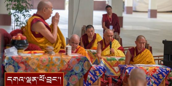 བློ་གསལ་གླིང་གི་བསྒྲུབ་བྱ་ ༥༤ ལ་དགེ་སློང་གི་སྡོམ་པ་སྩལ་བ།