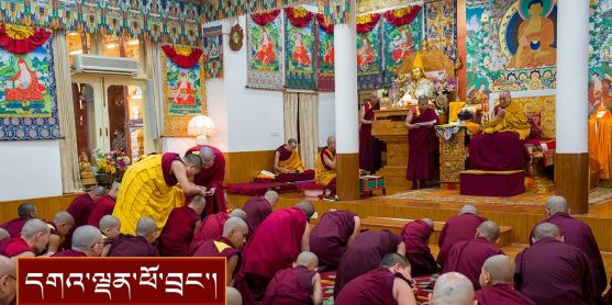 བསྒྲུབ་བྱ་ཕོ་མོ་ ༦༣ ལ་བར་མ་རབ་བྱུང་དང་དགེ་ཚུལ་གྱི་བསླབ་སྡོམ་སྩལ་བ།