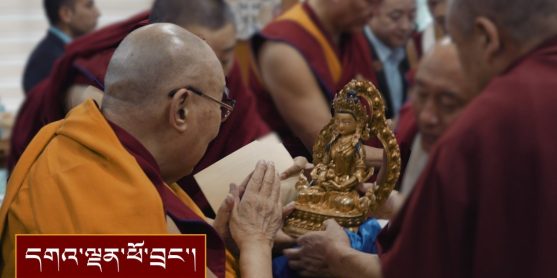 གཞི་ཆེན་བཻ་རོ་གླིང་གི་མཁན་པོ་དང་བཤད་གྲྭའི་སློབ་གཉེར་བ་སོགས་ལ་མཇལ་ཁ་སྩལ་བ།