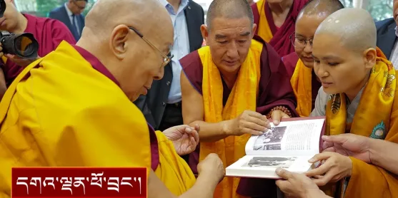 དྷ་ས་རིགས་སློབ་ཀྱི་ཝེད་ནམ་དྲྭ་ཐོག་ནང་ཆོས་ཆེད་སྦྱོང་འཛིན་གྲྭའི་་སློབ་གཉེར་བ་སོགས་ལ་མཇལ་ཁ།