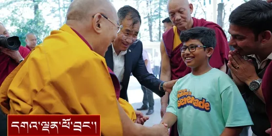ཨ་རིའི་སིམྤ་སན་མཐོ་སློབ་ཀྱི་དགེ་རྒན་ཆེན་མོ་དང་སློབ་གཉེར་བ་སོགས་ལ་མཇལ་ཁ།