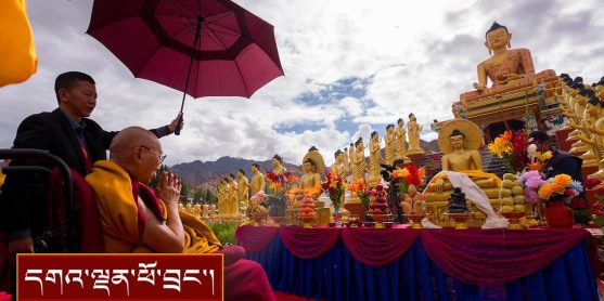 མ་ཧཱ་བྷོ་དྷི་དུ་ཆིབས་བསྒྱུར་དང་སངས་རྒྱས་སྟོང་སྐུར་རབ་གནས་བྱིན་རླབས།