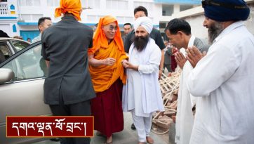 མཚོ་པདྨར་སིག་དང་ཧིན་དཱུའི་ལྷ་ཁང་དུ་གནས་གཟིགས།