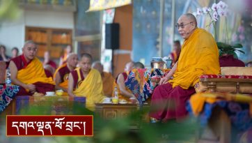 དགའ་ལྡན་བྱང་རྩེ་གྲྭ་ཚང་དུ་ཕེབས་སྟོན་མཛད་སྒོ།