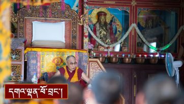 མོན་གྷོ་ས་སྐྱ་རྩེ་ཆེན་མདོ་སྔགས་ཆོས་གླིང་དུ་གནས་གཟིགས།