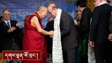 ཨ་རིའི་གྲོས་ཚོགས་འཐུས་མིའི་སྐུ་ཚབ་ལ་དགའ་བསུའི་མཛད་སྒོ།