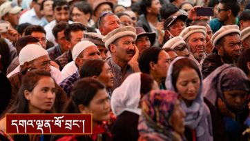 ལ་དྭགས་ལྡུམ་རར་ཁ་ཆེའི་ལྷ་ཁང་དུ་གནས་གཟིགས་དང་བཀའ་སློབ།