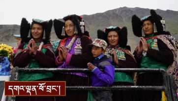 ལ་དྭགས་ཟངས་དཀར་དུ་ཆིབས་སྒྱུར་བཀའ་དྲིན་བསྐྱངས་པའི་བརྙན་པར།
