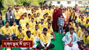 ལྷ་བབ་ཀྱི་གནས་སུ་ཞབས་སོར་འཁོད་པ།