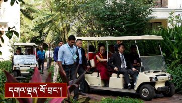 གྷོ་བ་གསོལ་མགྲོན་ཁང་དུ་ཞབས་སོར་འཁོད་པ།