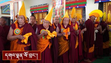 དགའ་ལྡན་ཚོགས་ཆེན་དུ་ཕེབས་སྟོན་མཛད་སྒོ།