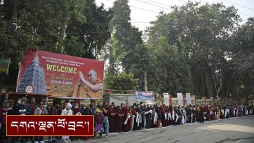 གནས་མཆོག་རྡོ་རྗེ་གདན་དུ་ཞབས་སོར་བདེ་བར་འཁོད་པ།