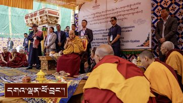 གླེ་ཡི་ཇོ་ཁང་གཙུག་ལག་ཁང་ཆེན་མོ་བསྐྱར་བཞེངས་ཀྱི་རྩིག་རྨང་འཇོག་གནང་གི་མཛད་པ།