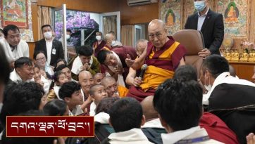 བརྟན་བཞུགས་བསྟར་འབུལ་སྐབས་བཀའ་སློབ་དང་ཡིག་དྲུག་མ་ཎིའི་ལྗགས་ལུང་།