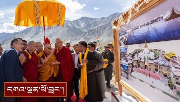 ཟངས་དཀར་གྲུ་འཛིན་ཕོ་བྲང་དུ་མཆོད་རྟེན་བྱ་རུང་ཁ་ཤོར་གསར་བཞེངས་ཀྱི་ས་གཞི་བྱིན་རླབས་མཛད་པ།