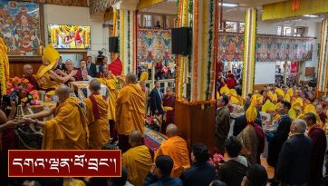 ཚོགས་པ་གསུམ་གྱིས་ཚེ་དཔག་མེད་དྭངས་མ་བཅུད་འདྲེན་གྱི་ཆོ་གའི་སྒོ་ནས་བརྟན་བཞུགས་བསྟར་འབུལ་ཞུས་པ།