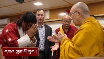 བཞུགས་སྒར་རྒྱལ་བའི་ཕོ་བྲང་དུ་མི་མང་ལ་མཇལ་ཁ་སྩལ་བ།