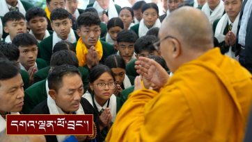 མཇལ་མང་སྐབས་སློབ་ཕྲུག་འགའ་ཞིག་ལ་བཀའ་སློབ་སྩལ་བ།