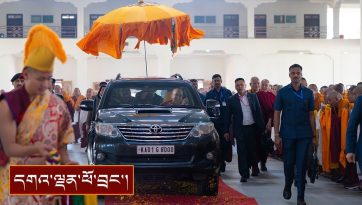 འབྲས་སྤུངས་སྒོ་མང་གྲྭ་ཚང་གི་ཆོས་གྲྭའི་ནང་ཕེབས་སྟོན་མཛད་སྒོའི་སྐབས་བཀའ་སློབ་སྩལ་བ།