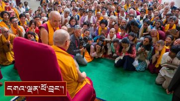 ལྷག་མཐོང་ཆེན་མོའི་ཟབ་སྦྱོང་འཛིན་གྲྭ་ལ་ཕེབས་པའི་སློབ་གཉེར་བ་སོགས་ལ་མཇལ་ཁ་སྩལ་བ།