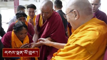 དད་ལྡན་སེར་སྐྱ་མང་ཚོགས་བཞི་བརྒྱ་ལྷག་ལ་མཇལ་ཁ་སྩལ་བ།