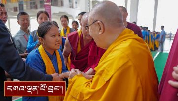 མོན་གྷོ་སཾ་བྷོ་ཏ་གཏན་སློབ་ཀྱི་དགེ་རྒན་སློབ་ཕྲུག་སོགས་ལ་མཇལ་ཁ་སྩལ་བ།
