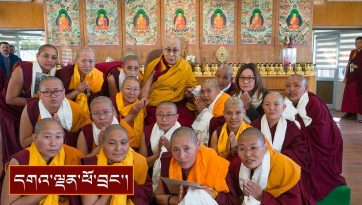 དགེ་བཤེས་མ་གསར་པ་རྣམས་དང་བལ་བོད་ས་མཚམས་ཁུལ་ནས་ཕེབས་པ་སོགས་ལ་མཇལ་ཁ་སྩལ་བ།