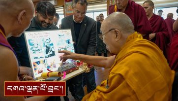 ཕྱི་རྒྱལ་ཡུལ་གྲུ་འདྲ་མིན་ནས་ཕེབས་པའི་བོད་རིགས་སོགས་ཕྱོགས་འགྲུལ་བ་རྣམས་ལ་མཇལ་ཁ་སྩལ་བ།