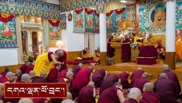 བསྒྲུབ་བྱ་ཕོ་མོ་ ༦༣ ལ་བར་མ་རབ་བྱུང་དང་དགེ་ཚུལ་གྱི་བསླབ་སྡོམ་སྩལ་བ།